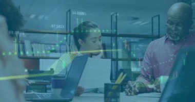 Ofisteki çeşitli iş adamları üzerinde finansal veri işleme animasyonu. Küresel finans, iş, bağlantılar, hesaplama ve veri işleme kavramı dijital olarak oluşturulmuş video.