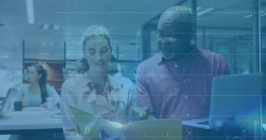 Ofisteki çeşitli iş adamları üzerinde finansal veri işleme animasyonu. Küresel finans, iş, bağlantılar, hesaplama ve veri işleme kavramı dijital olarak oluşturulmuş video.