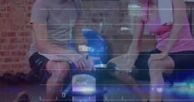 Spor salonundaki farklı insanların veri işleme animasyonları. Küresel spor, egzersiz, bağlantılar, hesaplama ve veri işleme kavramı dijital olarak oluşturulmuş video.