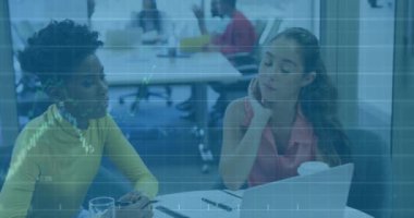 Ofisteki çeşitli iş adamları üzerinde finansal veri işleme animasyonu. Küresel finans, iş, bağlantılar, hesaplama ve veri işleme kavramı dijital olarak oluşturulmuş video.