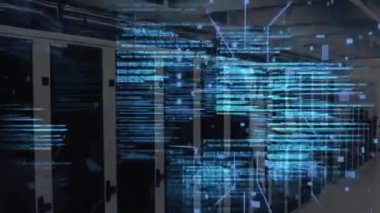 Bilgisayar sunucuları üzerinden veri işleme animasyonu. Küresel finans, iş, bağlantılar, hesaplama ve veri işleme kavramı dijital olarak oluşturulmuş video.