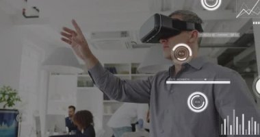 VR kulaklık kullanılarak Kafkas iş adamının veri işleme animasyonu. Dijital olarak oluşturulmuş küresel yapay zeka, bağlantılar, hesaplama ve veri işleme kavramı.