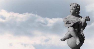 Mavi gökyüzü ve bulutların üzerindeki aşk tanrısının gri heykelinin animasyonu, uzayı kopyala. Soyut arkaplan, sanat ve heykel kavramı, dijital olarak oluşturulmuş video.