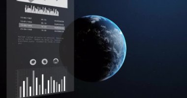 Ekran ve dünya üzerinde veri işleme animasyonu. Küresel iş, bağlantılar, hesaplama ve veri işleme kavramı dijital olarak oluşturulmuş video.