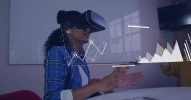 VR kulaklık kullanan iki ırklı iş kadınının veri işleme animasyonu. Dijital olarak oluşturulmuş küresel yapay zeka, bağlantılar, hesaplama ve veri işleme kavramı.
