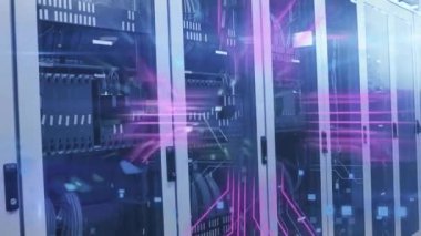 Bilgisayar sunucuları üzerinden veri işleme animasyonu. Küresel finans, iş, bağlantılar, hesaplama ve veri işleme kavramı dijital olarak oluşturulmuş video.