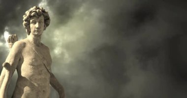 Karanlık gökyüzü ve bulutların üzerindeki gri insan heykelinin animasyonu, uzayı kopyala. Soyut arkaplan, sanat ve heykel kavramı, dijital olarak oluşturulmuş video.