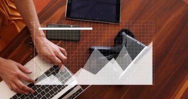 Beyaz adamın dizüstü bilgisayarı kullanarak veri işleme animasyonu. Dijital olarak oluşturulmuş küresel yapay zeka, bağlantılar, hesaplama ve veri işleme kavramı.