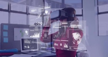 VR kulaklık kullanan beyaz iş kadınının veri işleme animasyonu. Dijital olarak oluşturulmuş küresel yapay zeka, bağlantılar, hesaplama ve veri işleme kavramı.