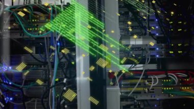 Bilgisayar sunucuları üzerinden veri işleme animasyonu. Küresel finans, iş, bağlantılar, hesaplama ve veri işleme kavramı dijital olarak oluşturulmuş video.