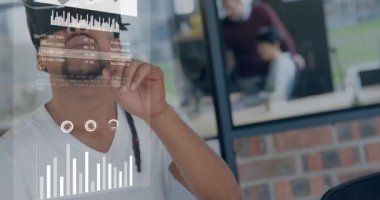 VR kulaklıkla Afro-Amerikan iş adamının veri işleme animasyonu. Dijital olarak oluşturulmuş küresel yapay zeka, bağlantılar, hesaplama ve veri işleme kavramı.