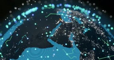 Dünya ve siyah zemin üzerinde dönen parlak mavi bağlantı ağının animasyonu. Dijital olarak oluşturulmuş küresel bağlantılar, hesaplama ve veri işleme kavramı.