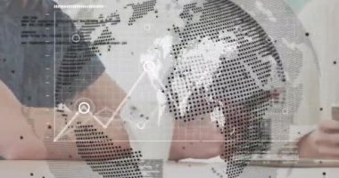 Kafkas kadınlarının akıllı telefon kullanarak veri işleme sürecinin yapıldığı bir dünya animasyonu. Dijital olarak oluşturulmuş küresel yapay zeka, bağlantılar, hesaplama ve veri işleme kavramı.