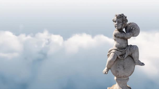 蓝天云彩上的丘比特灰色雕塑动画 复制空间 摘要背景 艺术与雕塑概念 数码视频 — 图库视频影像