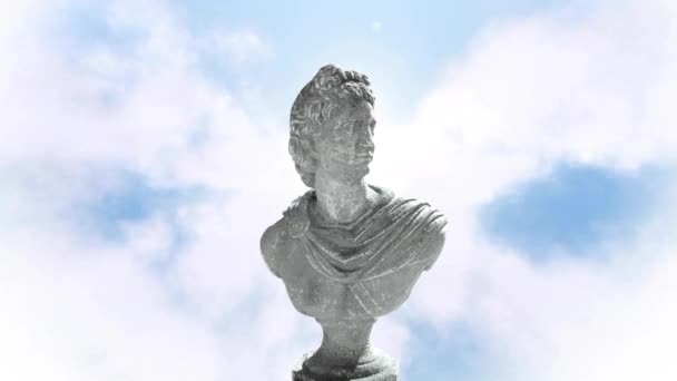 Animering Grå Skulptur Människan Över Blå Himmel Och Moln Abstrakt — Stockvideo
