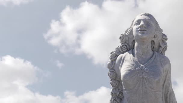 Анімація Сірої Скульптури Жінки Над Блакитним Небом Хмарами Копіювання Простору — стокове відео
