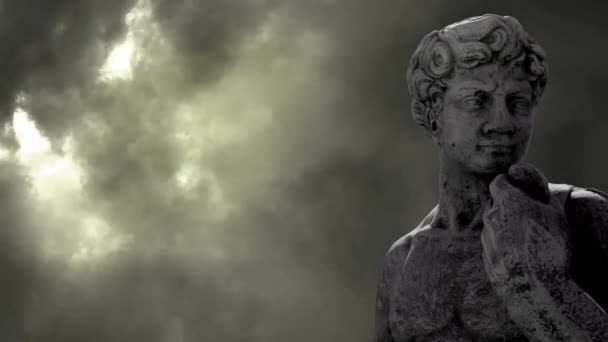 Animacja Szarej Rzeźby Człowieka Nad Ciemnym Niebem Chmurami Burzowymi Kopiowanie — Wideo stockowe