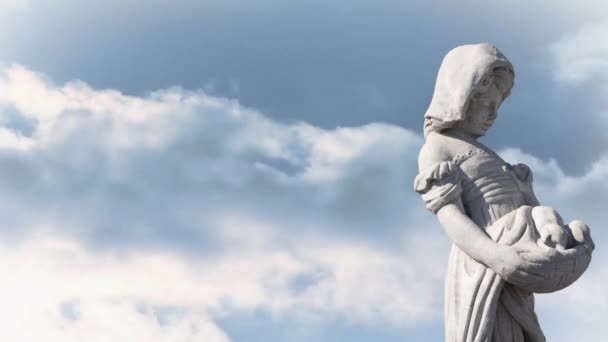 Animacja Szarej Rzeźby Kobiety Nad Błękitnym Niebem Chmurami Kopiowanie Przestrzeni — Wideo stockowe