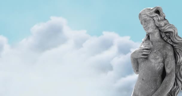 Animação Escultura Cinza Mulher Sobre Céu Azul Nuvens Espaço Cópia — Vídeo de Stock