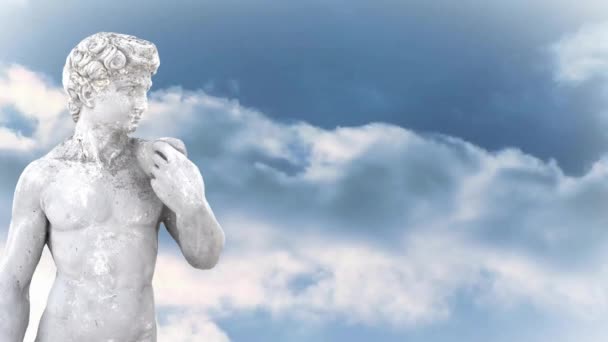 Animación Escultura Gris Del Hombre Sobre Cielo Azul Las Nubes — Vídeo de stock