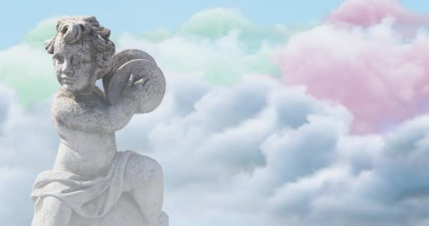 Animação Escultura Cinza Cupido Sobre Céu Azul Nuvens Espaço Cópia — Vídeo de Stock