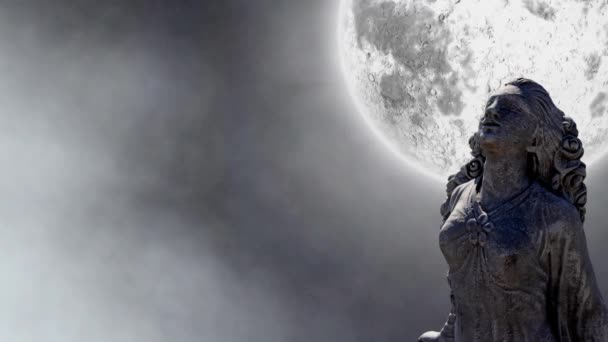 Animacja Szarej Rzeźby Kobiety Nad Księżycem Chmurami Abstrakcyjne Tło Sztuka — Wideo stockowe