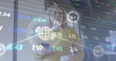 Akıllı telefon kullanan Kafkasyalı iş kadınının finansal veri işleme animasyonu. Küresel finans, iş, bağlantılar, hesaplama ve veri işleme kavramı dijital olarak oluşturulmuş video.