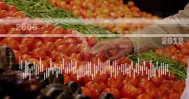 Beyaz adamın market alışverişi üzerine finansal veri işleme animasyonu. Küresel alışveriş, iş, bağlantılar, hesaplama ve veri işleme kavramı dijital olarak oluşturulmuş video.