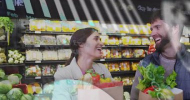 Kafkasyalı çiftler için market alışverişinde finansal veri işleme animasyonu. Küresel alışveriş, iş, bağlantılar, hesaplama ve veri işleme kavramı dijital olarak oluşturulmuş video.