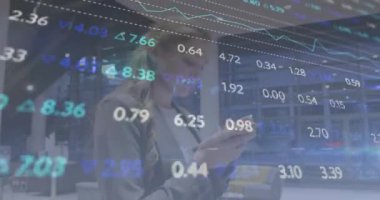 Akıllı telefon kullanan Kafkasyalı iş kadınının finansal veri işleme animasyonu. Küresel finans, iş, bağlantılar, hesaplama ve veri işleme kavramı dijital olarak oluşturulmuş video.