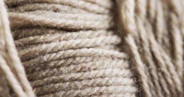 Dokulu, bükülmüş doğal fiber ipin fotokopi alanı olan yakın çekim görüntüsü. Detaylı lifleri ve iplikleri maddenin dayanıklılığını ve gücünü vurgular..