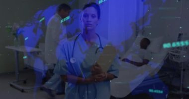 Çift ırklı kadın doktor üzerinden finansal veri işleme animasyonu. Küresel tıp, işletme, bağlantılar, hesaplama ve veri işleme kavramı dijital olarak oluşturulmuş video.