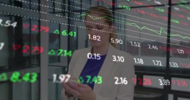 Akıllı telefon kullanan Kafkasyalı iş kadınının finansal veri işleme animasyonu. Küresel finans, iş, bağlantılar, hesaplama ve veri işleme kavramı dijital olarak oluşturulmuş video.