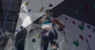 Beyaz kadın duvarlara tırmanırken veri işleme animasyonu. Küresel spor, bilim, bilgisayar, dijital arayüz ve veri işleme kavramı dijital olarak oluşturuldu.