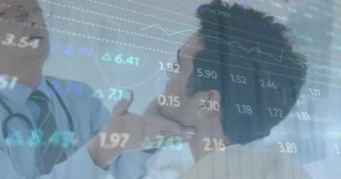 Kafkas erkek doktor ve erkek hasta üzerinde finansal veri işleme animasyonu. Küresel tıp, işletme, bağlantılar, hesaplama ve veri işleme kavramı dijital olarak oluşturulmuş video.