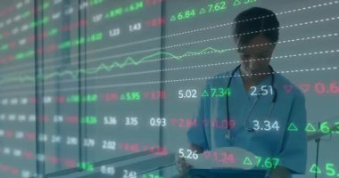 Çift ırklı kadın doktor üzerinden finansal veri işleme animasyonu. Küresel tıp, işletme, bağlantılar, hesaplama ve veri işleme kavramı dijital olarak oluşturulmuş video.