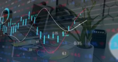 Ofisteki iki ırklı iş adamının finansal veri işleme animasyonu. Küresel iş, bağlantılar, hesaplama ve veri işleme kavramı dijital olarak oluşturulmuş video.