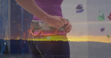 Beyaz kadın duvarlara tırmanırken veri işleme animasyonu. Küresel spor, bilim, bilgisayar, dijital arayüz ve veri işleme kavramı dijital olarak oluşturuldu.