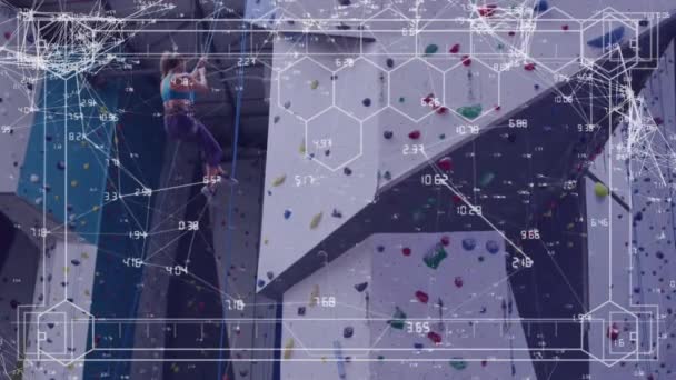 在高加索妇女攀爬墙壁的过程中对数据处理进行动画化 全球体育 计算机 数字接口和数据处理概念 — 图库视频影像