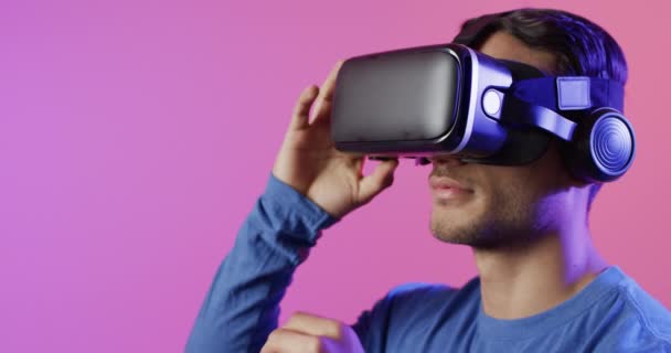 Giovane Caucasico Impegnato Con Auricolare Realtà Virtuale Esplorando Ambiente Digitale — Video Stock