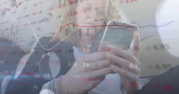 Animace Zpracování Finančních Dat Přes Bělošskou Podnikatelku Pomocí Chytrého Telefonu — Stock video