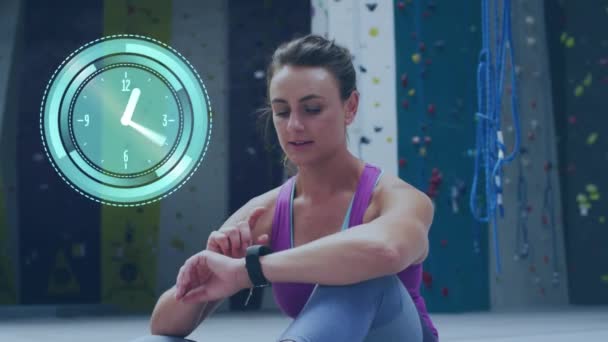 등반에 코카서스 여성을 시계와 데이터 처리의 애니메이션 글로벌 스포츠 컴퓨팅 — 비디오