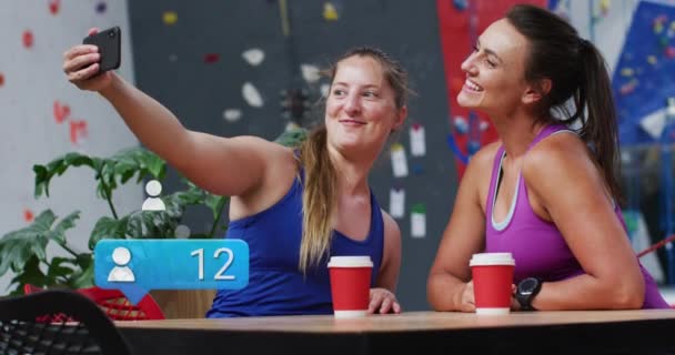 Animace Zpracování Dat Nad Kavkazskými Sportovkyněmi Selfie Chytrým Telefonem Globální — Stock video