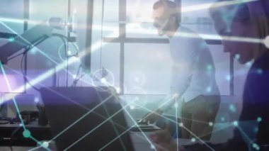Ofisteki dizüstü bilgisayarları kullanarak çeşitli meslektaşlar üzerinden bağlantı ağının animasyonu. Küresel iş, iletişim, bağlantılar ve dijital arayüz konsepti dijital olarak oluşturulmuş video.