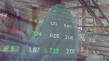 Evlerinde dans eden Kafkasyalı yaşlı çifte karşı borsa veri işleme animasyonu. Küresel ekonomi ve emeklilik yaşam tarzı kavramı