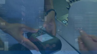 Kafkasyalı bir adamın akıllı seğirmeyle ödediği veri işleme animasyonu. İletişim, teknoloji, finans ve dijital arayüz konsepti dijital olarak oluşturulmuş video.