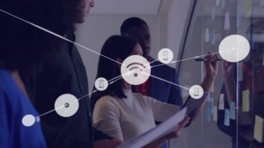 Muhtelif meslektaşların ofiste beyin fırtınası yaparak bağlantı ağının animasyonu. Küresel iş, iletişim, bağlantılar ve dijital arayüz konsepti dijital olarak oluşturulmuş video.