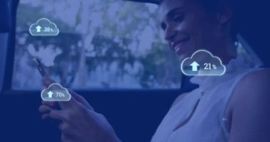 Akıllı telefon kullanan beyaz kadın sayısının giderek arttığı bulut simgelerinin canlandırılması. Sosyal medya, iletişim ve dijital arayüz kavramı dijital olarak oluşturulmuş video.