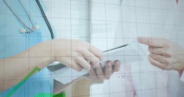 Hastanedeki çeşitli erkek ve kadın doktorların veri işleme animasyonları. Tıp, sağlık, hastane, bilgisayar ve dijital arayüz kavramı dijital olarak oluşturuldu.