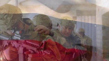 Beyaz erkek askerlerin bina içinde silah tutarken rusya bayrağının animasyonu. Askerlik ve vatanseverlik kavramı dijital olarak oluşturulmuş video.